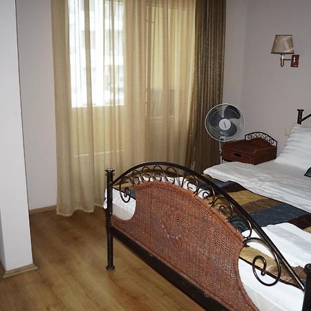 Iar Hotel Batoemi Buitenkant foto