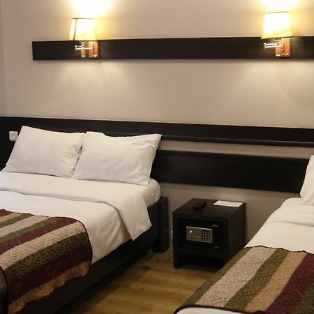 Iar Hotel Batoemi Buitenkant foto