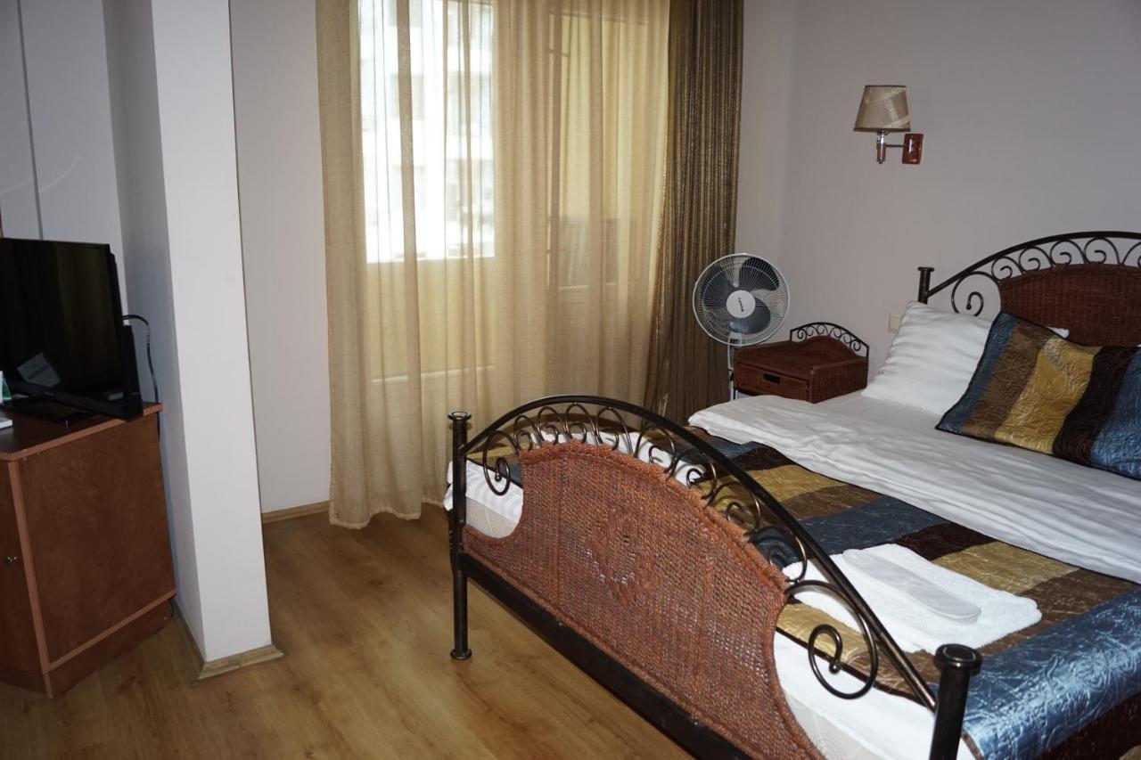 Iar Hotel Batoemi Buitenkant foto