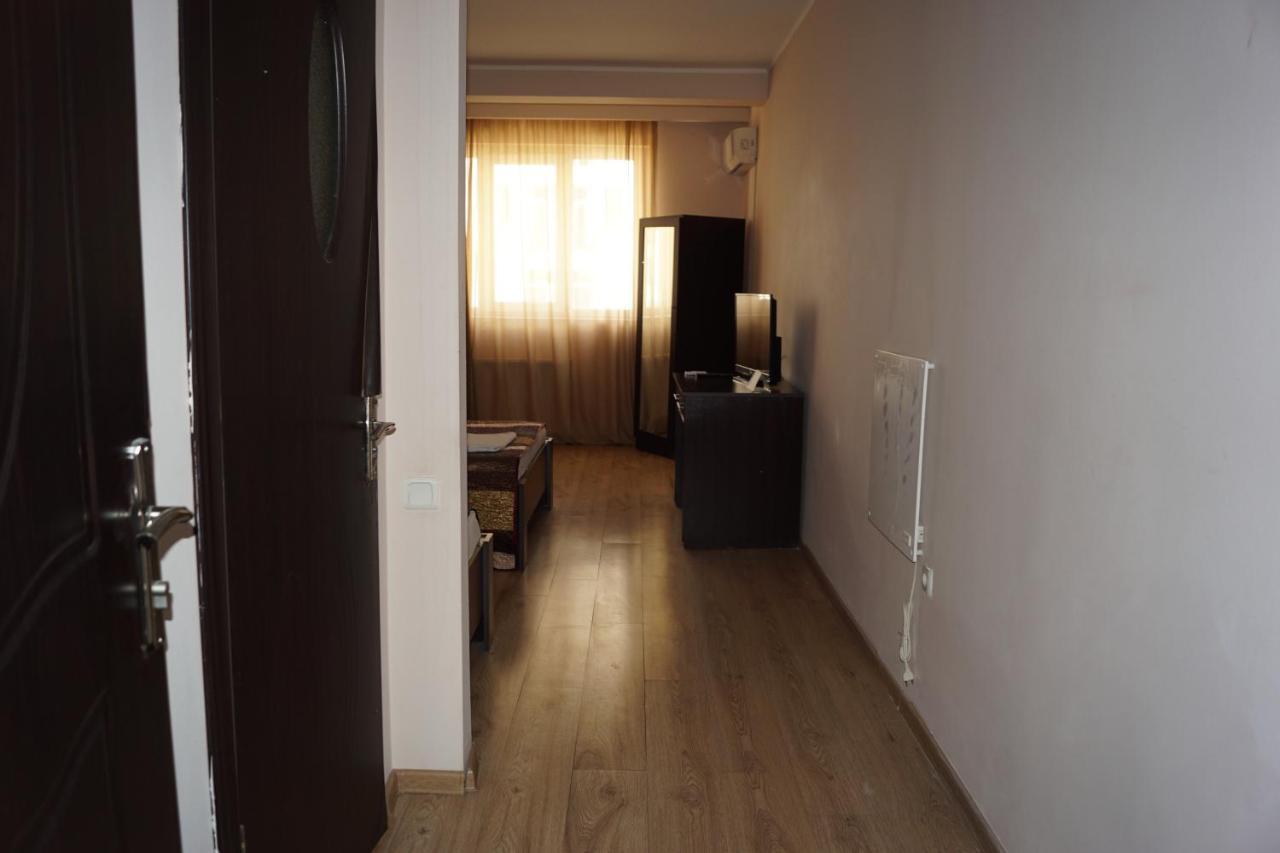 Iar Hotel Batoemi Buitenkant foto