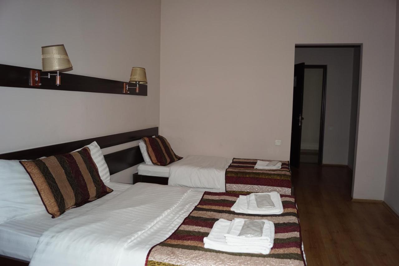 Iar Hotel Batoemi Buitenkant foto