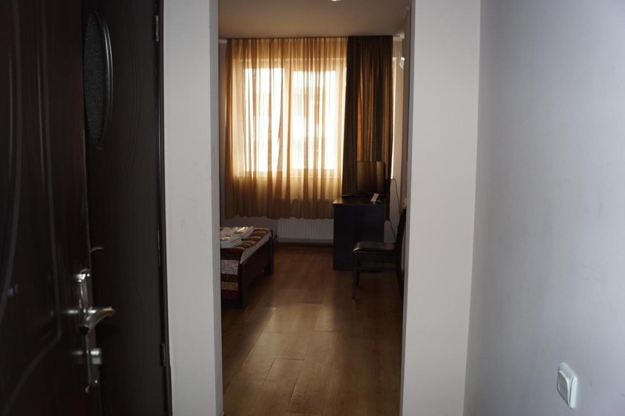 Iar Hotel Batoemi Buitenkant foto
