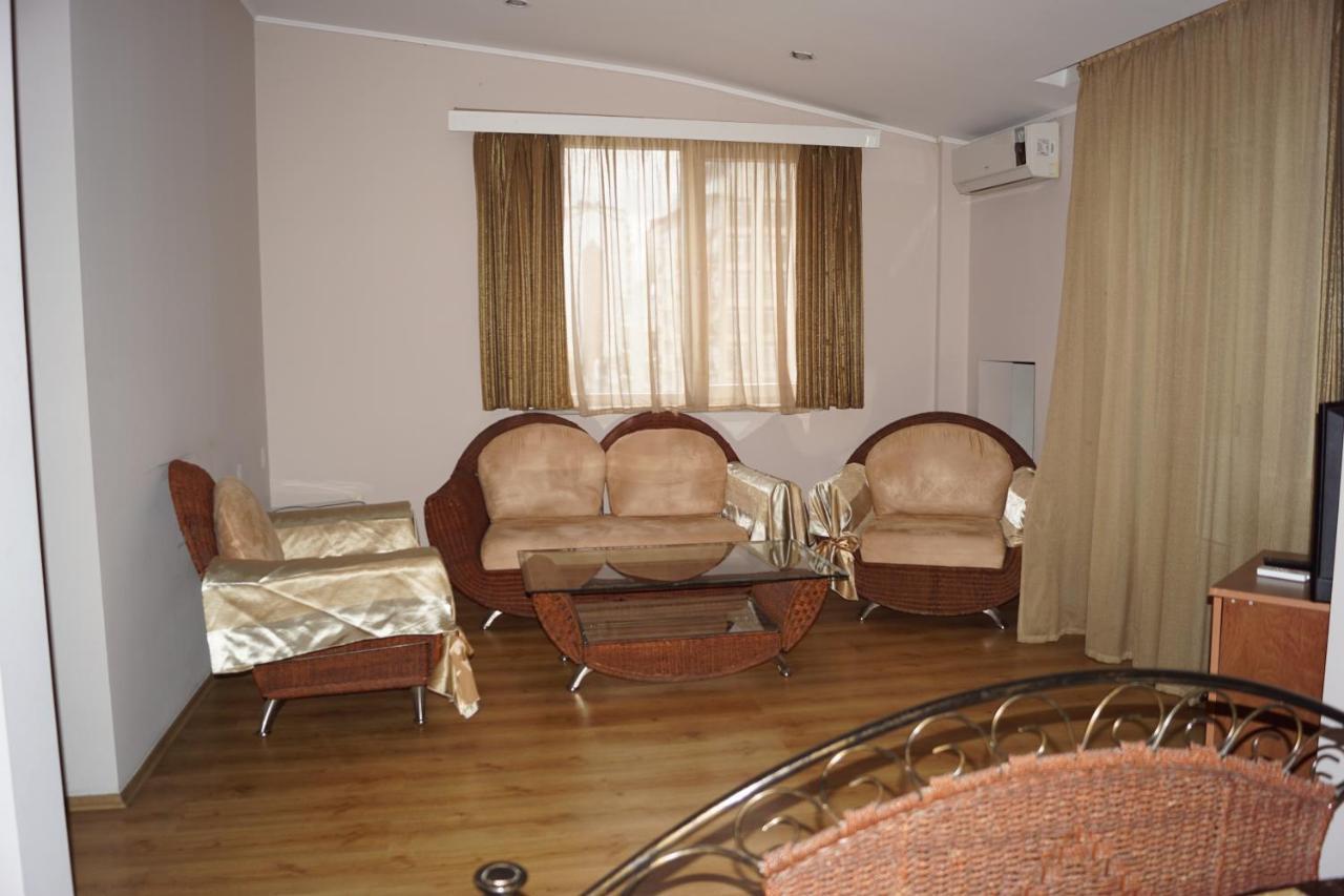 Iar Hotel Batoemi Buitenkant foto