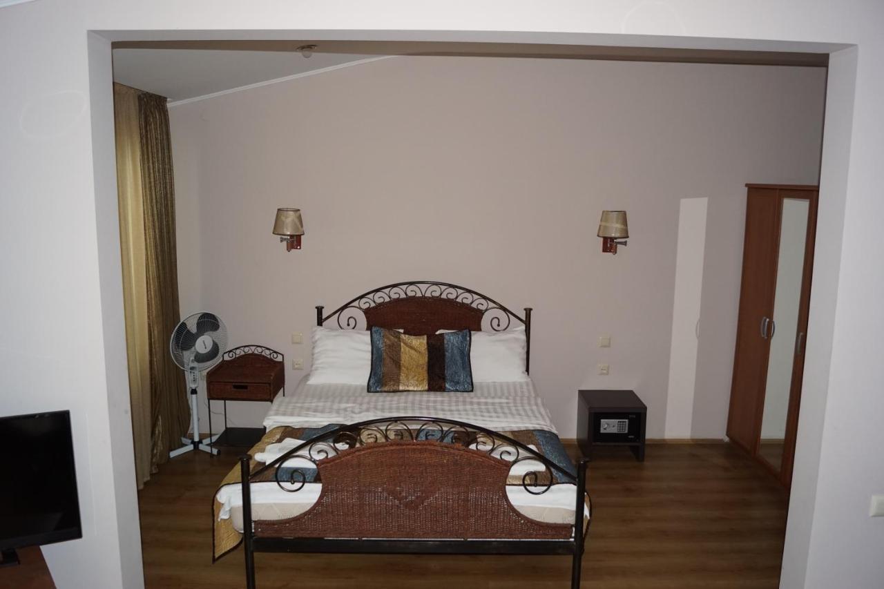 Iar Hotel Batoemi Buitenkant foto
