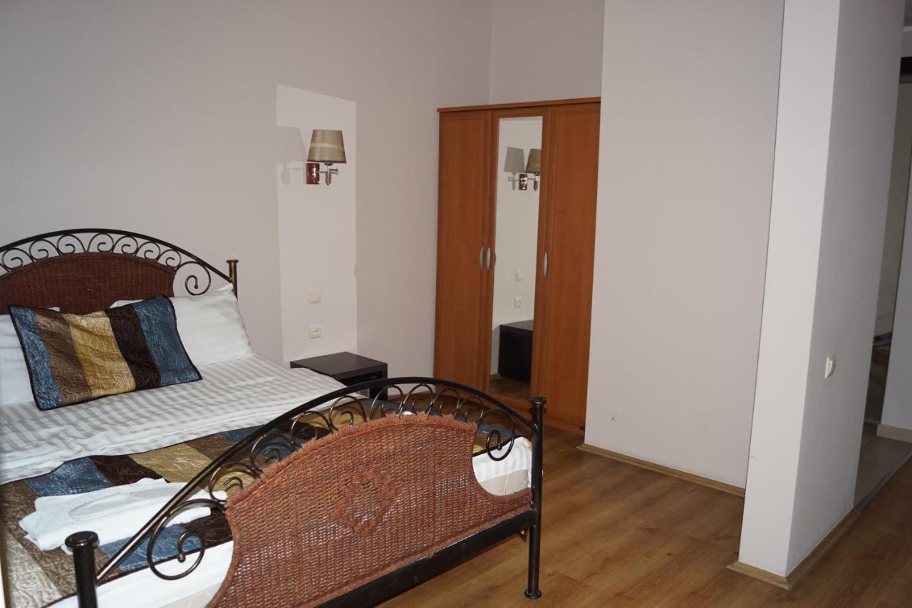 Iar Hotel Batoemi Buitenkant foto