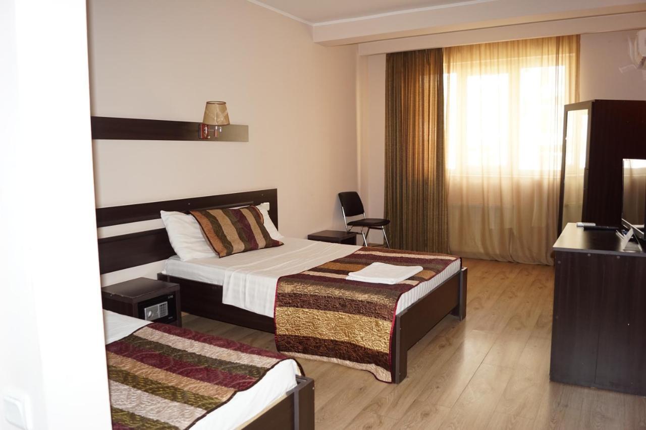 Iar Hotel Batoemi Buitenkant foto
