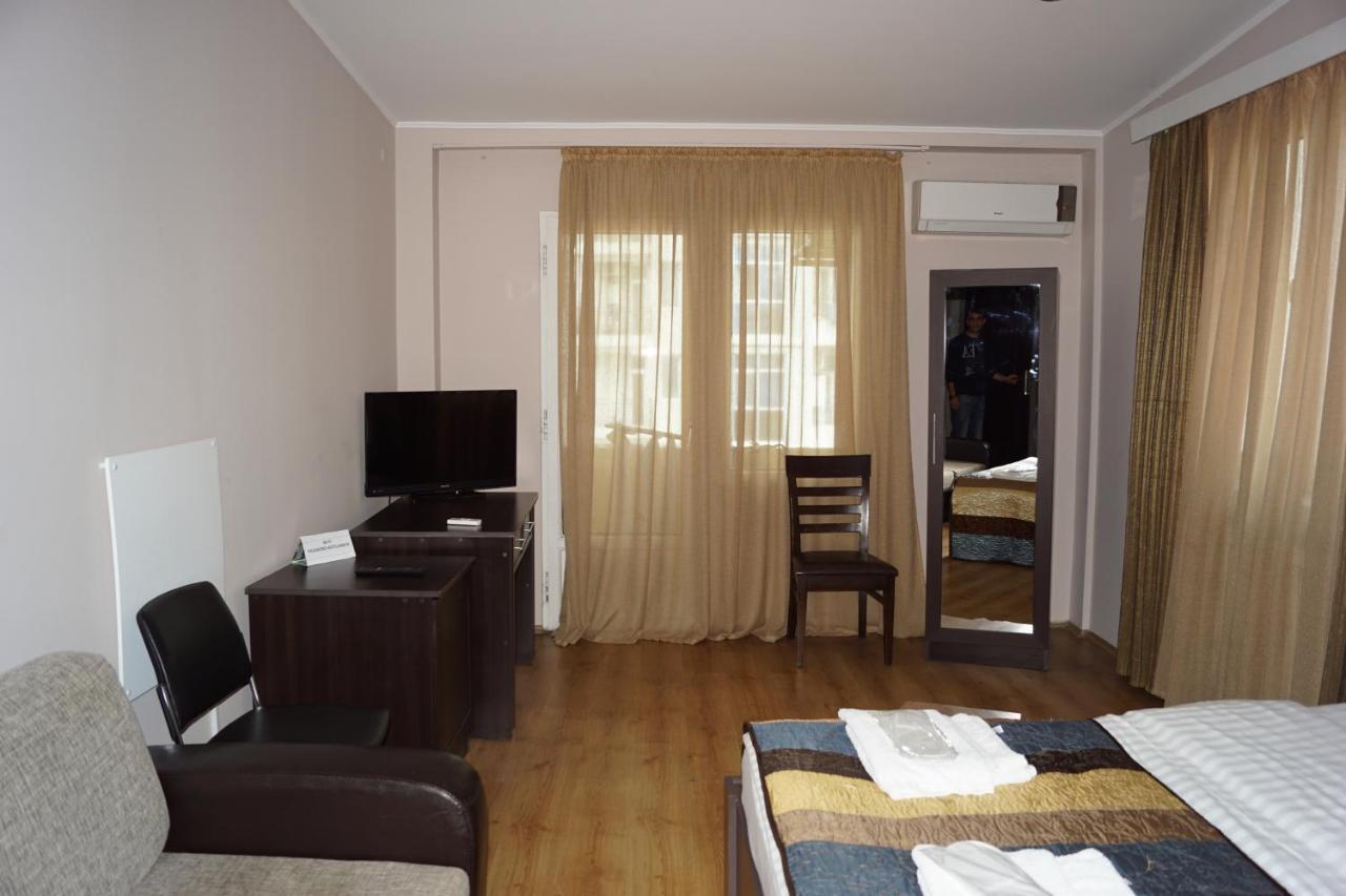 Iar Hotel Batoemi Buitenkant foto