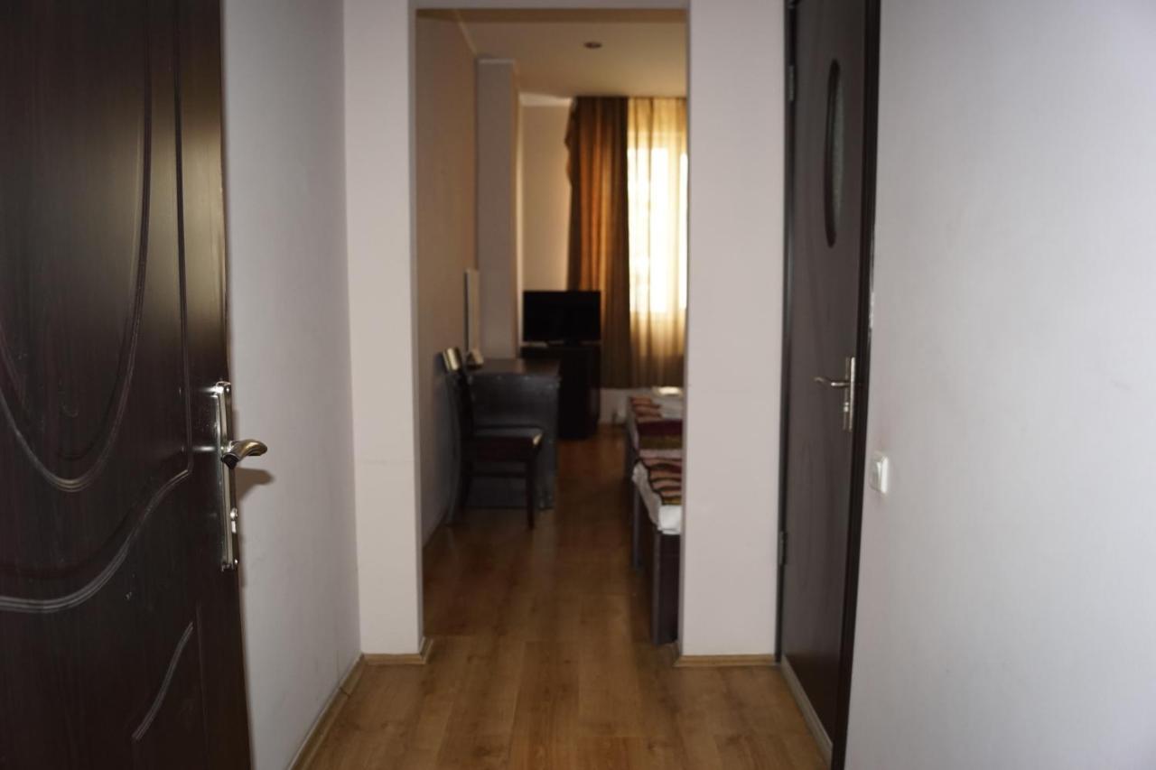 Iar Hotel Batoemi Buitenkant foto