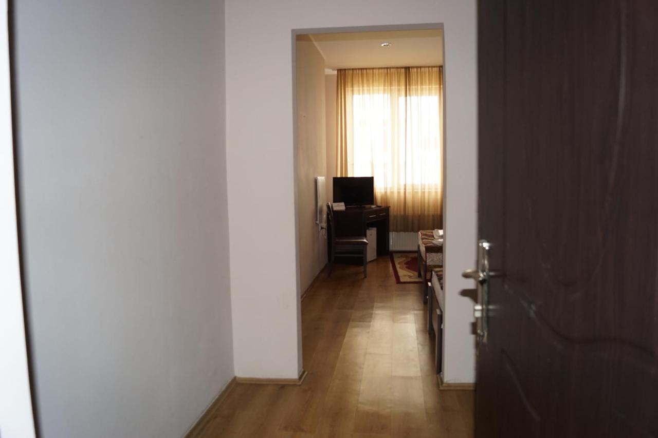 Iar Hotel Batoemi Buitenkant foto