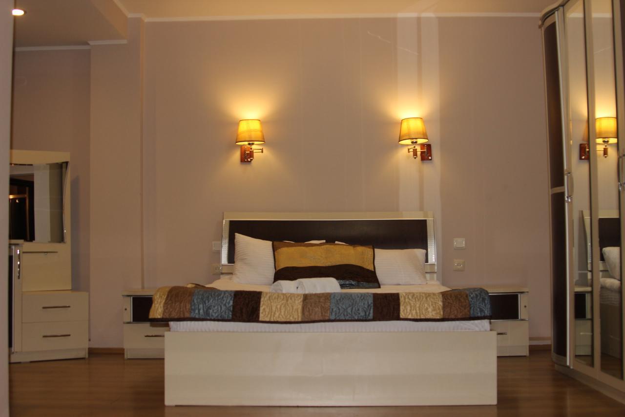 Iar Hotel Batoemi Buitenkant foto