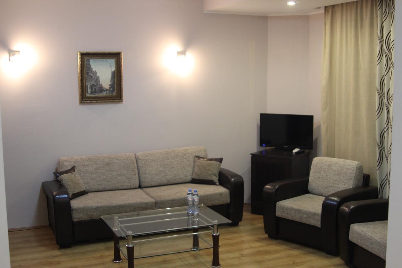 Iar Hotel Batoemi Buitenkant foto