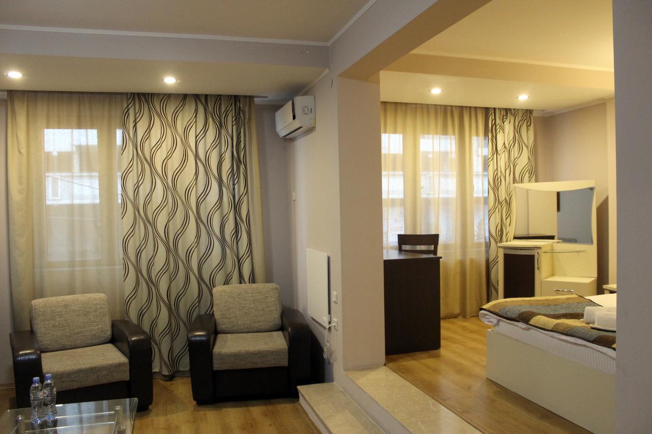 Iar Hotel Batoemi Buitenkant foto