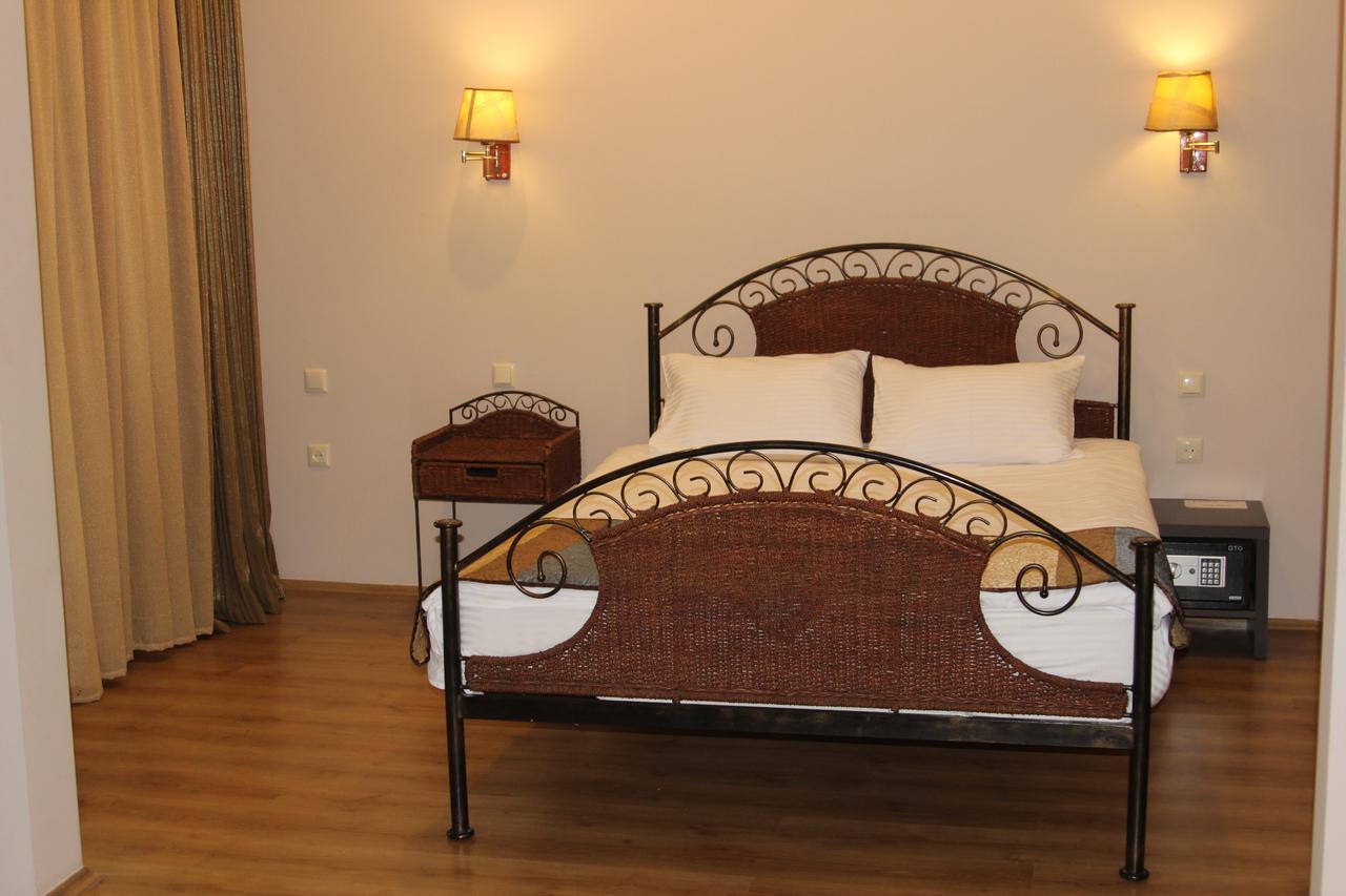 Iar Hotel Batoemi Buitenkant foto