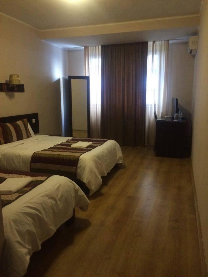 Iar Hotel Batoemi Buitenkant foto
