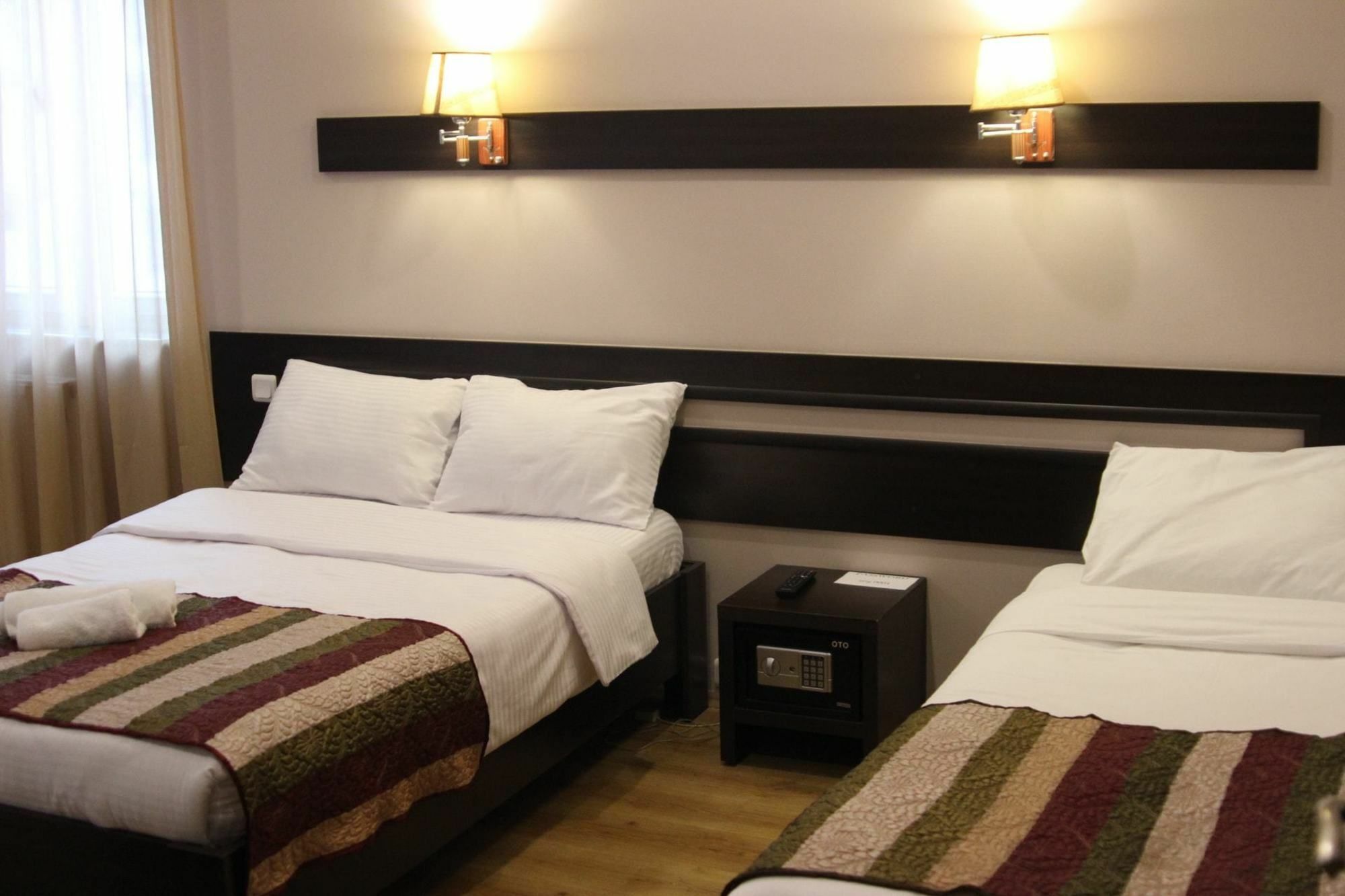 Iar Hotel Batoemi Buitenkant foto